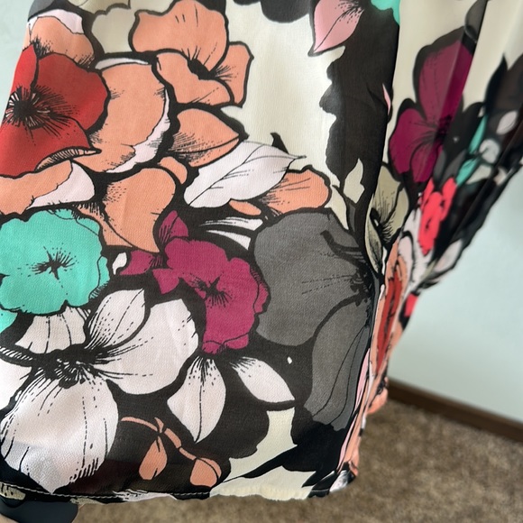 Express Black & Floral Flowy Blouse Size Medium - Picture 7 of 12